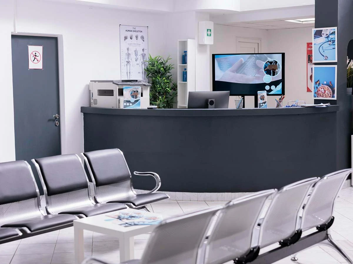 A clean, modern waiting room in a private Brazilian medical clinic, showcasing high-quality healthcare options for expats.